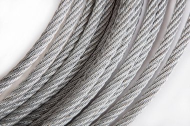 Çelik kalın ip bobinleri. Yakın çekim. İzole.