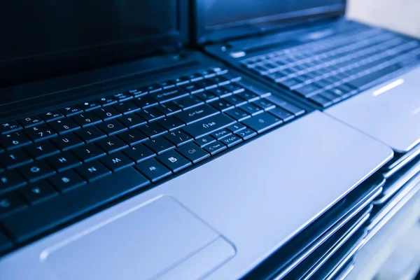 Palen Laptops Met Open Toetsenborden Closeup — Stockfoto