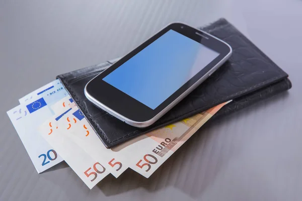 Monedero Billetes Euros Smartphone Sobre Fondo Gris —  Fotos de Stock