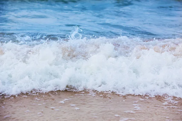 Onde Del Mare Spruzzano Sulla Riva Del Mare Schiuma Marina — Foto Stock