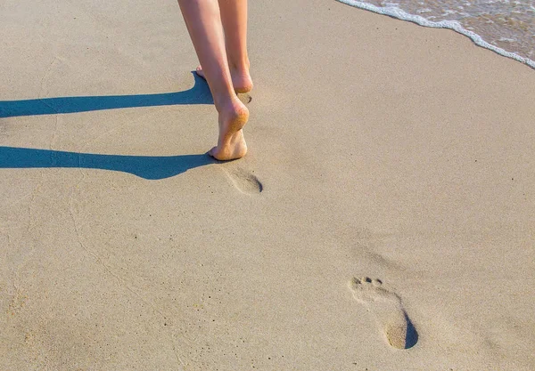 Pernas Uma Menina Andando Uma Praia Areia Longo Borda Água — Fotografia de Stock