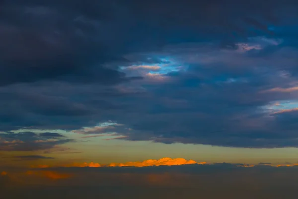 Último Raio Sol Poente Céu Coberto Nuvens Azuis Escuras — Fotografia de Stock