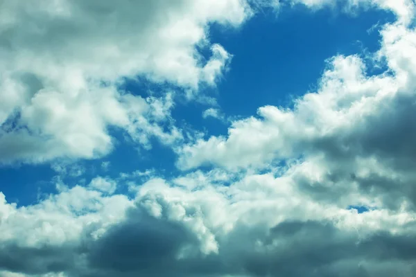 Cielo Azul Con Nubes Cerrando Sol —  Fotos de Stock