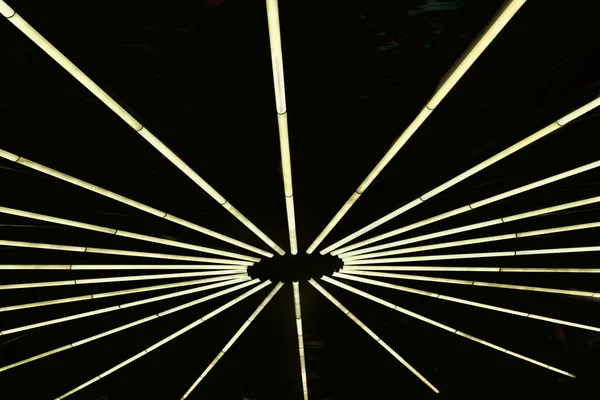 Lâmpada Linhas Amarelas Luminosas Sobre Fundo Preto — Fotografia de Stock