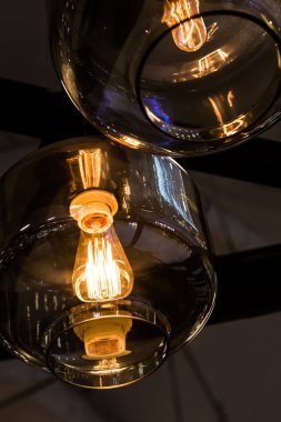 cam tavan ile parlayan ampul Edison yakın çekim