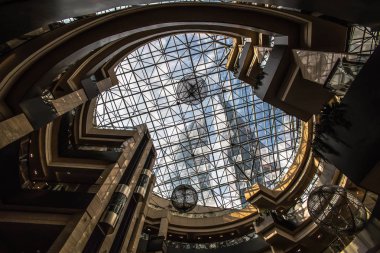 Modern alışveriş merkezi bir cam kubbe. Alt görünümü.