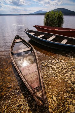 Üç tekne Gölü kıyısında. Alacakaranlık. Portre.