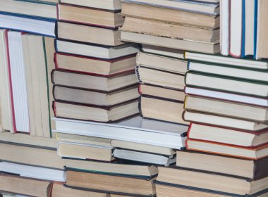 Farklı boyut ve form düzensizce yığın kitap yığını. Yakın çekim.