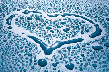 Kalp şeklinde su damlaları ile kaplı cam yüzey üzerinde çizim. Aşk Bildirgesi. Soyut. Arka plan. Portre.