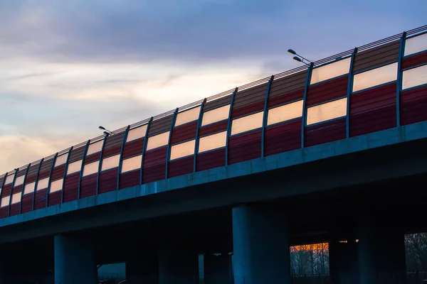 Moderne Brug Met Noise Hek Bij Zonsondergang — Stockfoto