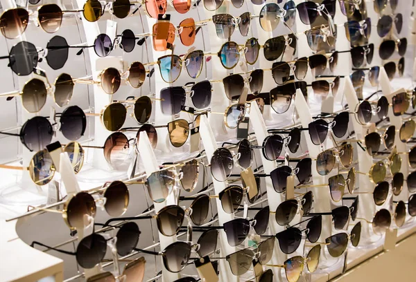 在街道上展示现代五颜六色的太阳镜出售 — 图库照片