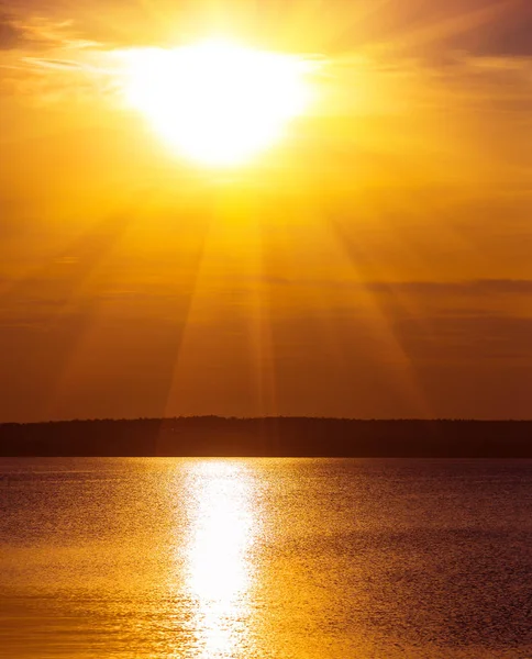 海の上曇り空で美しい黄金の夕日 — ストック写真
