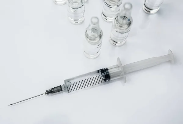Plastové Jednorázové Injekční Stříkačky Ampule Bílém Pozadí — Stock fotografie
