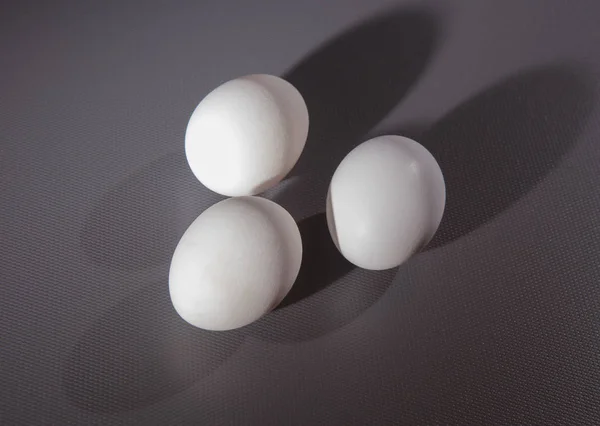 Tres Huevos Pollo Blanco Sobre Fondo Gris — Foto de Stock