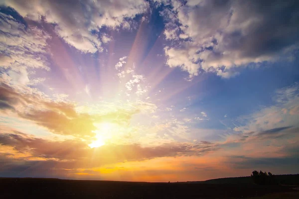 Belo Pôr Sol Céu Nublado Sobre Campo — Fotografia de Stock