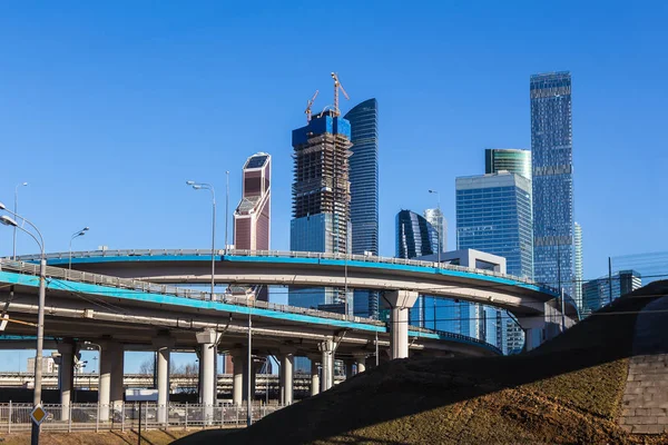 Modernes Geschäftszentrum Und Autobrücken Der Innenstadt — Stockfoto