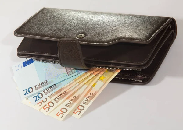 欧元纸币在棕色皮革钱包 — 图库照片