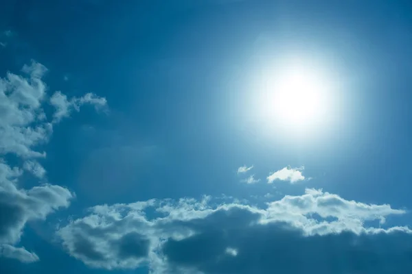 Białe Światło Słoneczne Promienie Zachmurzone Niebo Niebieski — Zdjęcie stockowe