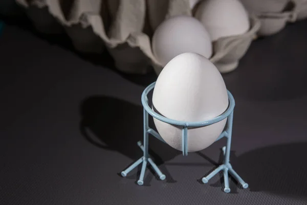 Huevos Pollo Una Caja Cartón Sobre Fondo Oscuro — Foto de Stock