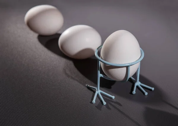 Tres Huevos Pollo Blanco Una Línea Sobre Fondo Oscuro Cerca — Foto de Stock
