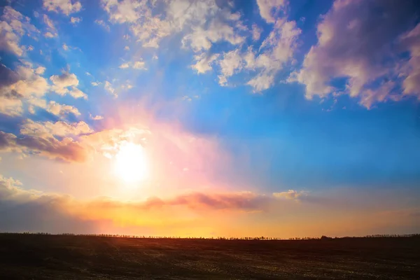 Vacker Solnedgång Molnig Himmel Över Fältet — Stockfoto