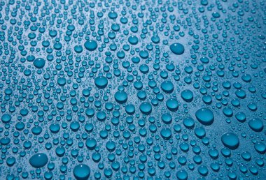 Cam üzerinde su damlacıkları. Soyut. Arka plan. Yakın çekim.