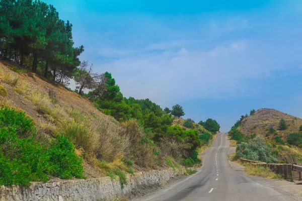 Rechte Weg Omhoog Tussen Heuvels Bedekt Met Bomen Struiken Zonnige — Stockfoto