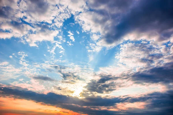 Sonnenstrahlen Blicken Bei Sonnenuntergang Durch Dunkle Stürmische Wolken — Stockfoto
