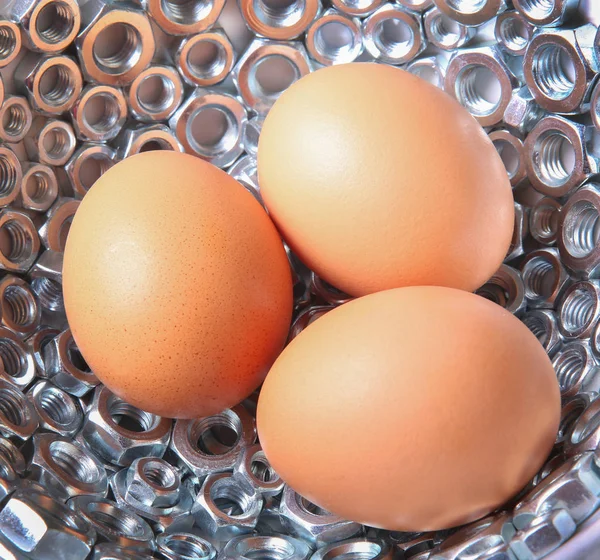Los Huevos Pollo Yacen Sobre Tuercas Tornillo Primer Plano — Foto de Stock