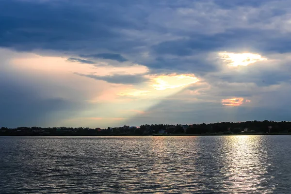 Raio Sol Olha Através Nuvens Escuras Ilumina Água Uma Floresta — Fotografia de Stock