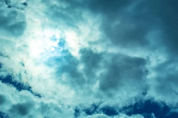 太陽光線は 積雲の雲を見る 抽象化します バック グラウンド — ストック写真