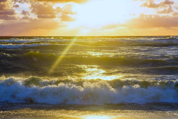 日没の風景の中に海の嵐 — ストック写真
