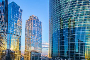 Modern iş merkezinin yüksek binaları