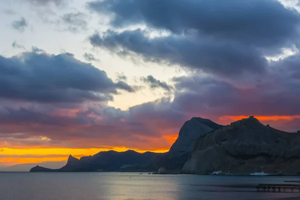 在海湾五颜六色的夕阳 山地背景 — 图库照片