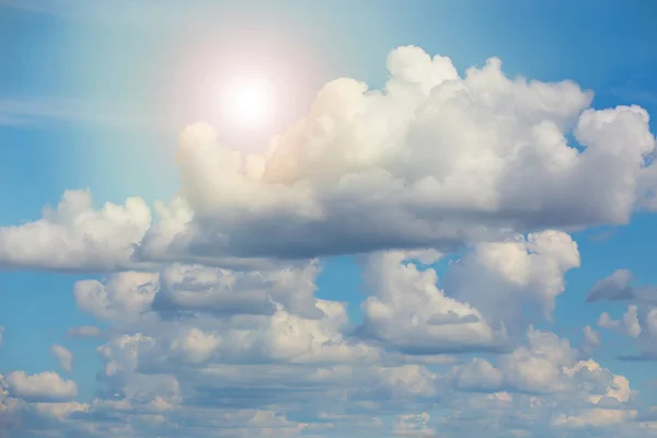 Schöner Himmel Mit Sonne Und Wolken — Stockfoto