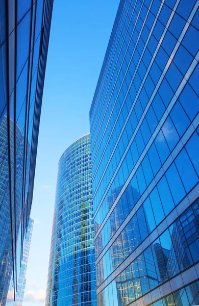Vakkert Bilde Det Futuristiske Bylandskapet Glassfasader Skyskrapere Sentrum Sett Nederst – stockfoto