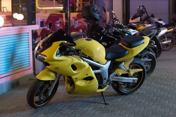 Мотоциклы Парковке Баре Ночью — стоковое фото