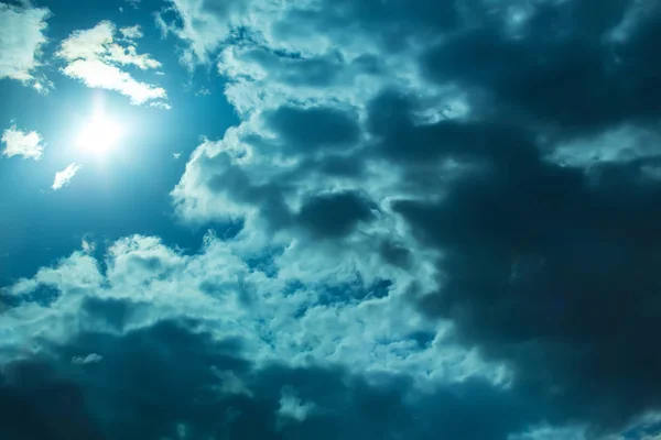 Mooie Donkere Hemel Met Zon Wolken — Stockfoto