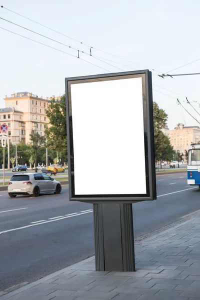 Stand Pubblicitario All Aperto Sul Marciapiede Della Città Sfondo Bianco — Foto Stock