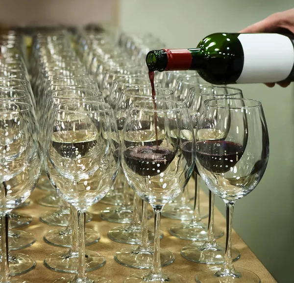 Row Wine Glasses Bottle Red Wine Preparation Banquet — Stock Photo, Image