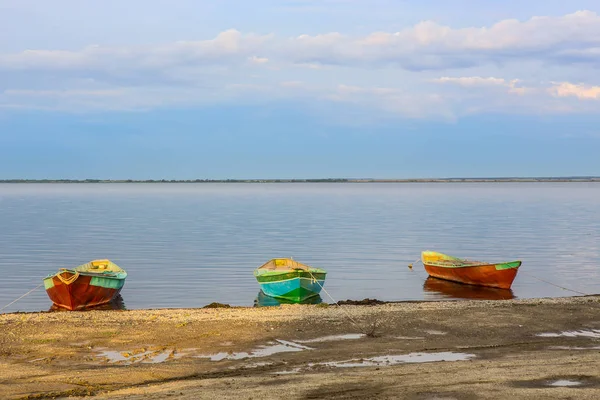 Metal Fishing Boats River Bank Background Beautiful Cloudy Sky — Stock Photo, Image