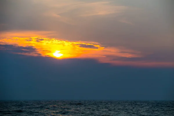 ビーチ風景に沈む夕日 — ストック写真