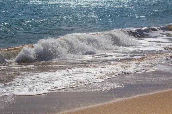 Les Vagues Mer Éclaboussent Sur Rivage Mousse Marine Gros Plan — Photo