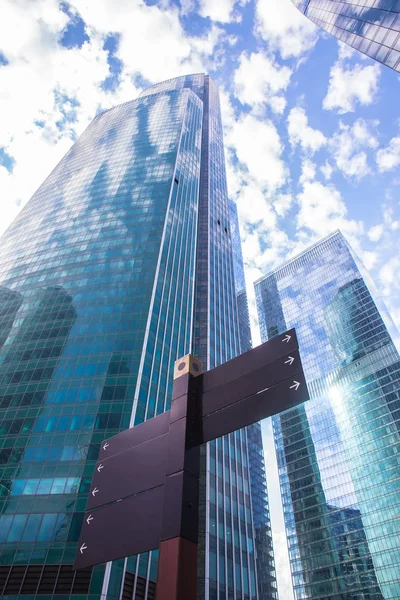 Ουρανοξύστες Της Νέας Σύγχρονο Επιχειρηματικό Κέντρο Έναν Πυλώνα Πίνακες Πληροφοριών — Φωτογραφία Αρχείου