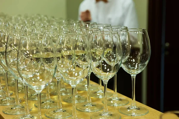 Cameriere Con Una Bottiglia Champagne Mano Riempie Bicchieri — Foto Stock