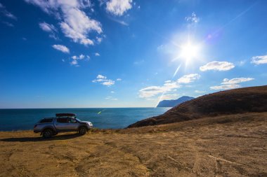 Denizin yüksek kıyısındaki off-road aracı