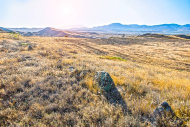 dağlarla çevrili güzel vadi peyzaj