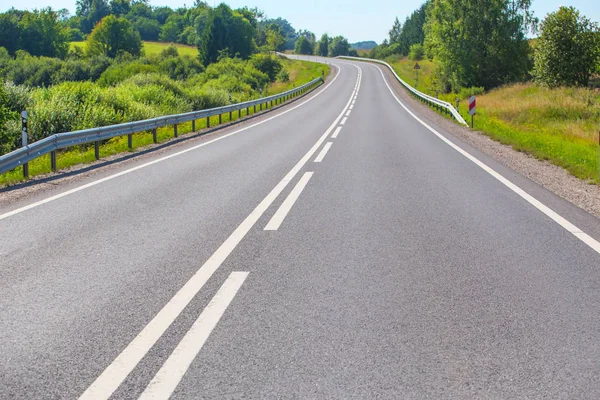 Asfalt Land Snelweg Bomen Gras Field Zomer — Stockfoto