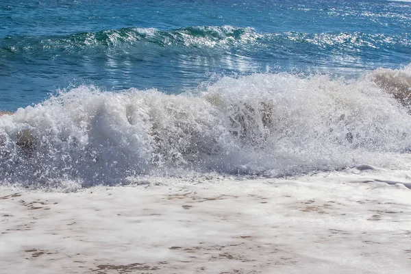 Морські Хвилі Котиться Берег Піною Морським Спреєм Крупним Планом — стокове фото