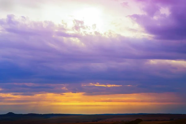 Krásný Západ Slunce Zatažené Obloze Nad Polem — Stock fotografie